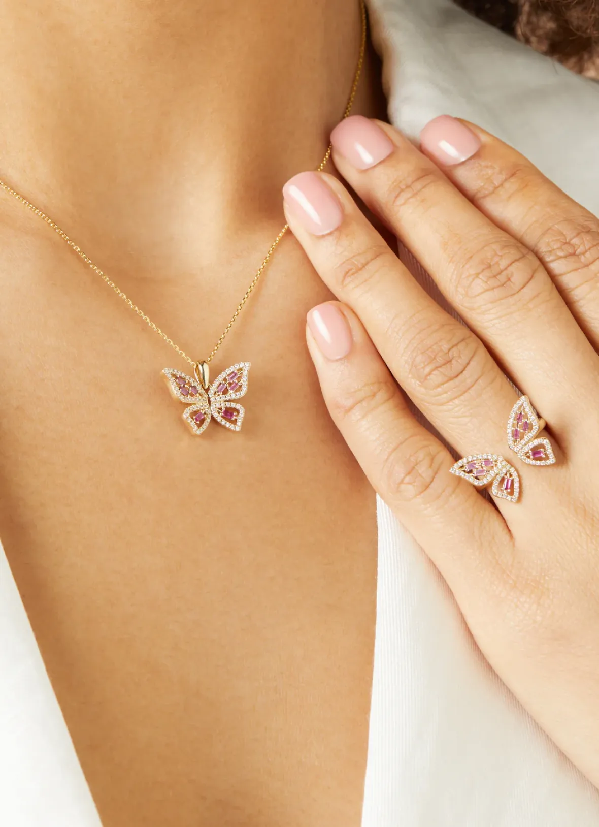 Diamond Point Losse Hangers|Geelgouden Bruidssieraden<Geelgouden hanger, 0.19 ct roze saffier, Butterfly Kisses